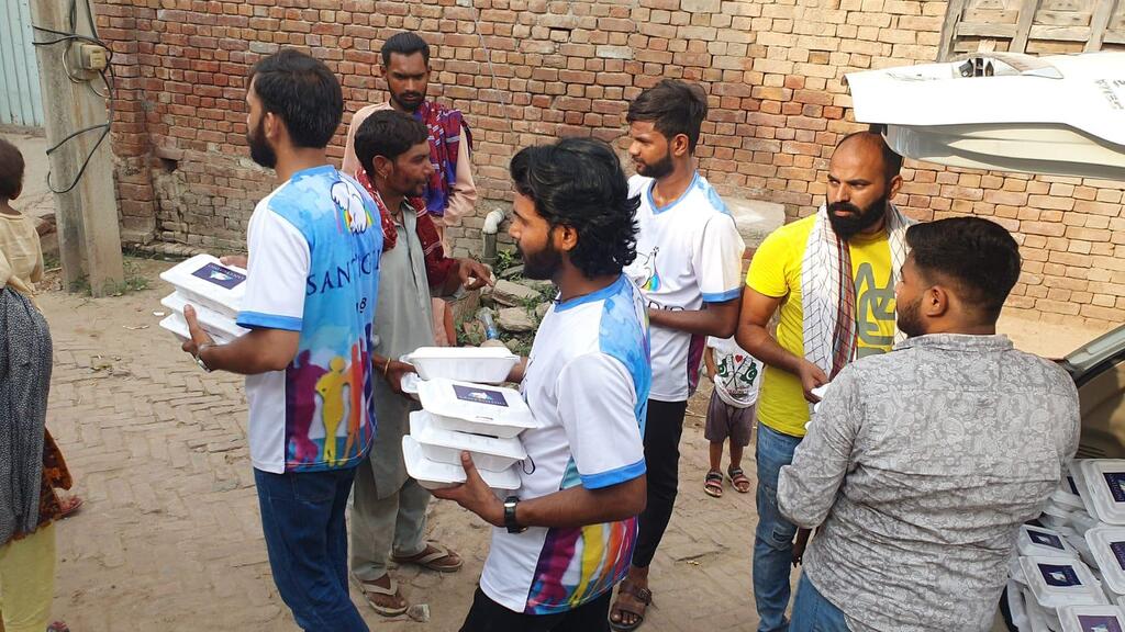 Al Pakistan, la Comunitat de Sant’Egidio de Faisalabad duu ajuda a les famílies cristianes que van patir la violència extremista que es va estendre per Jaranwala